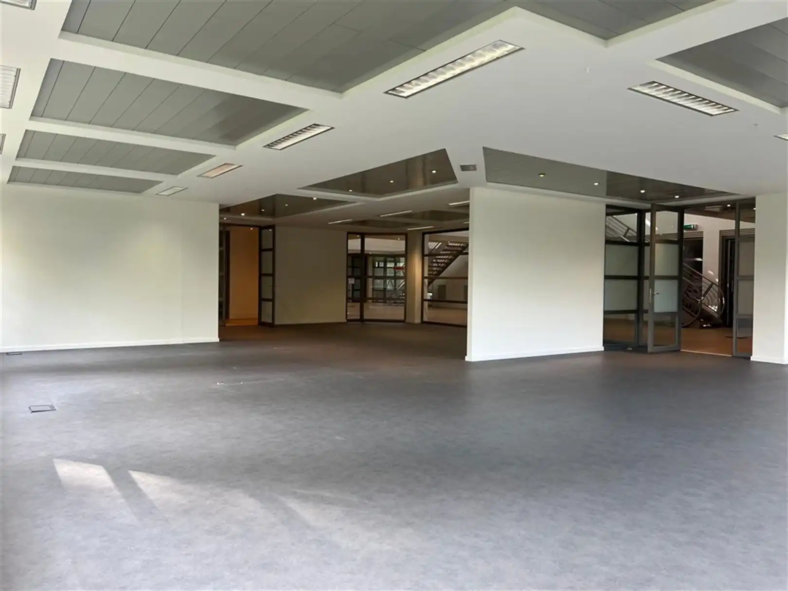 Instapklaar kantoor met gemeenschappelijke keuken en zicht op groen foto 6