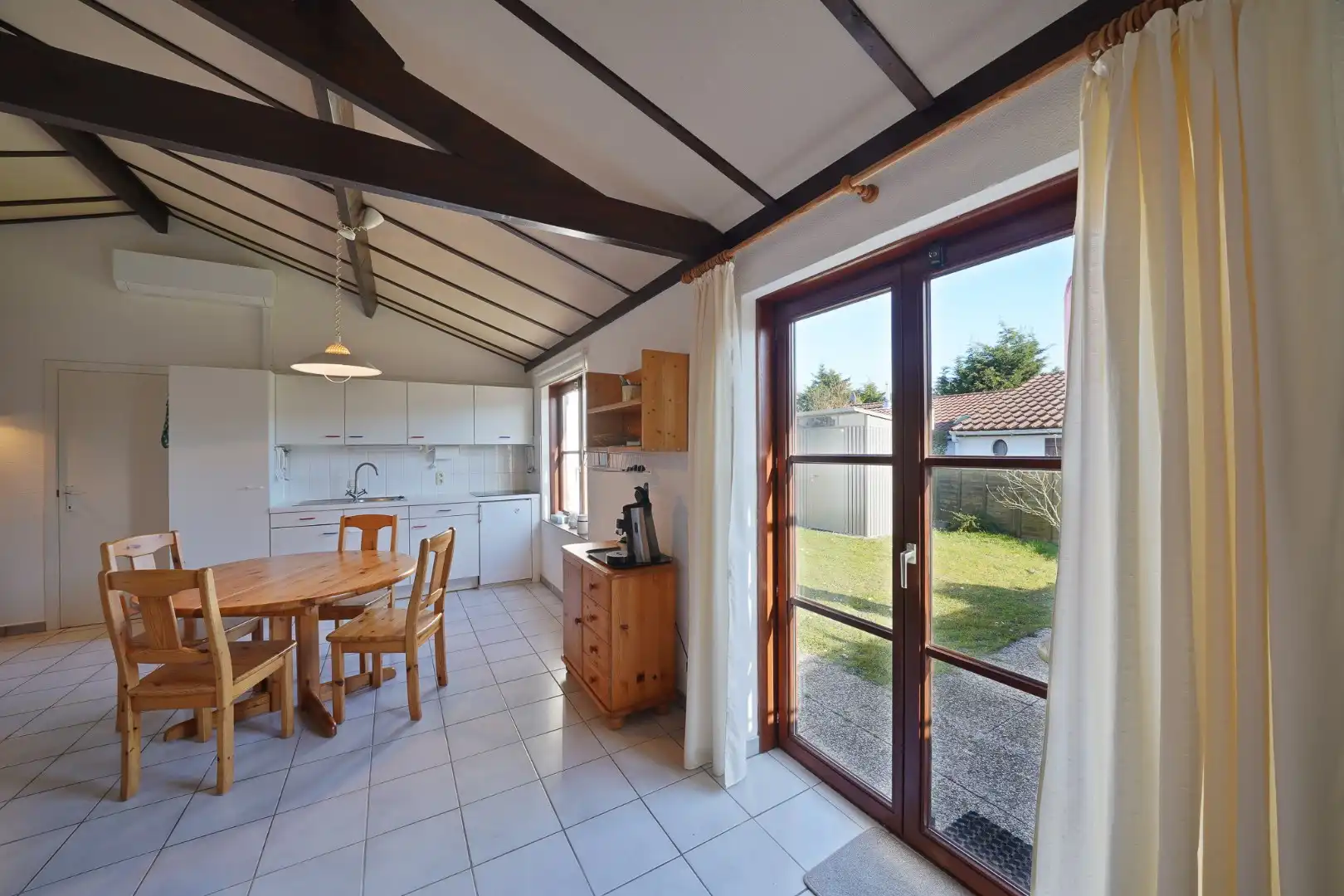 Instapklare vakantiewoning met zonnige tuin en 2 slaapkamers foto 5