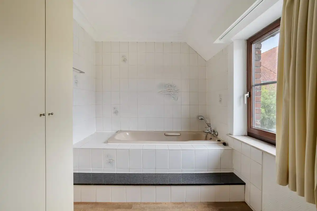 Bijzonder ruime woning met inpandige garage en 3 slks op een perceel van 1218 m². foto 9