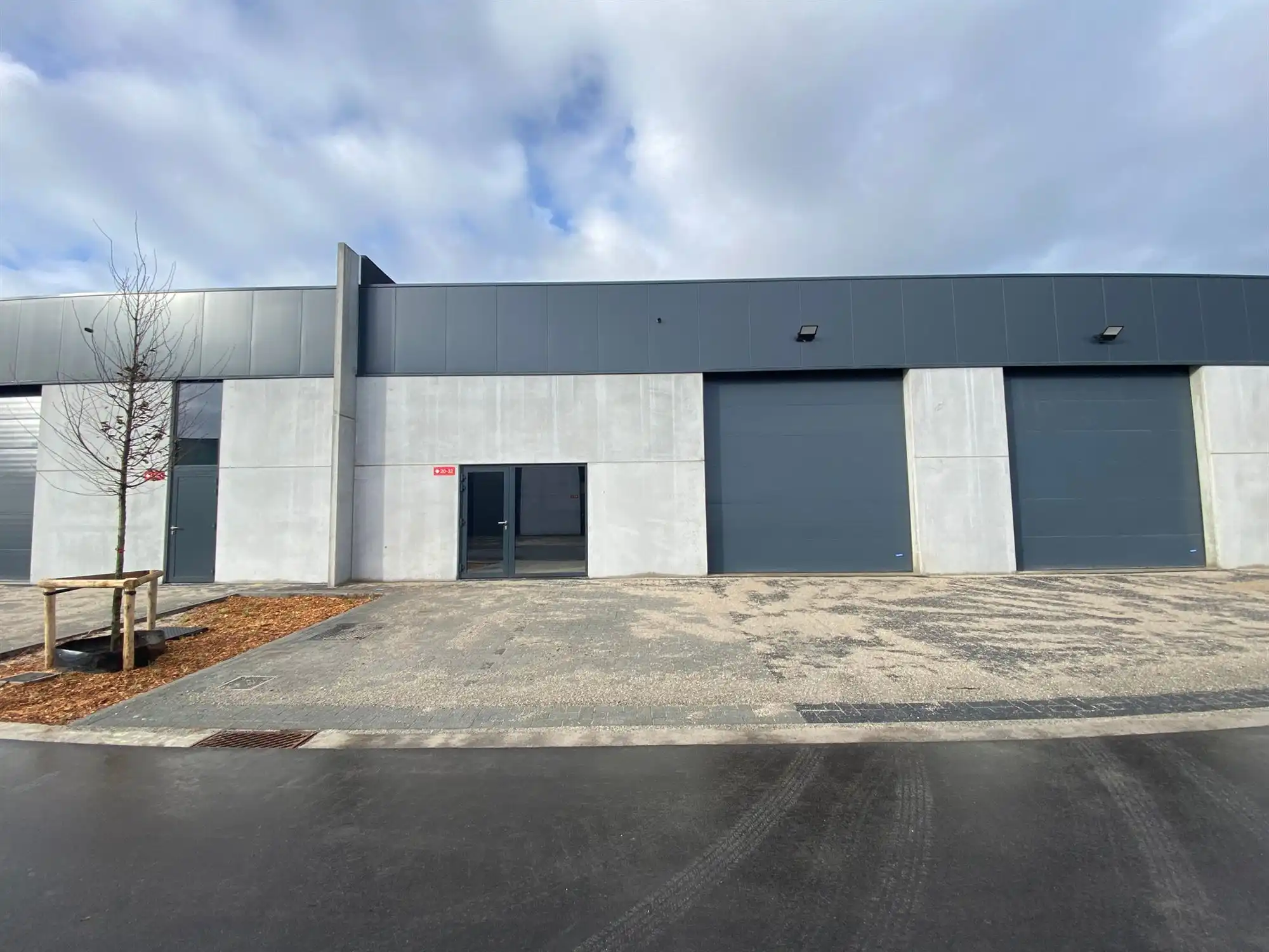 KMO-unit van 207m² in bedrijventerrein De Melkerij in Evergem-Sleidinge foto {{pictureIndex}}