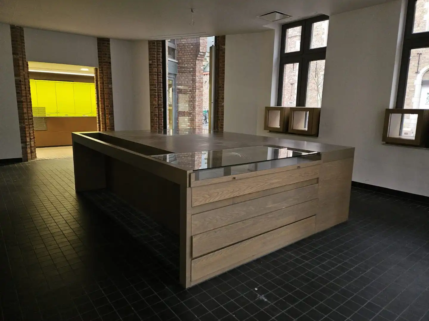 Uiterst goed gelegen winkelruimte met berging in toeristische Katelijnestraat in Brugge centrum! foto 5