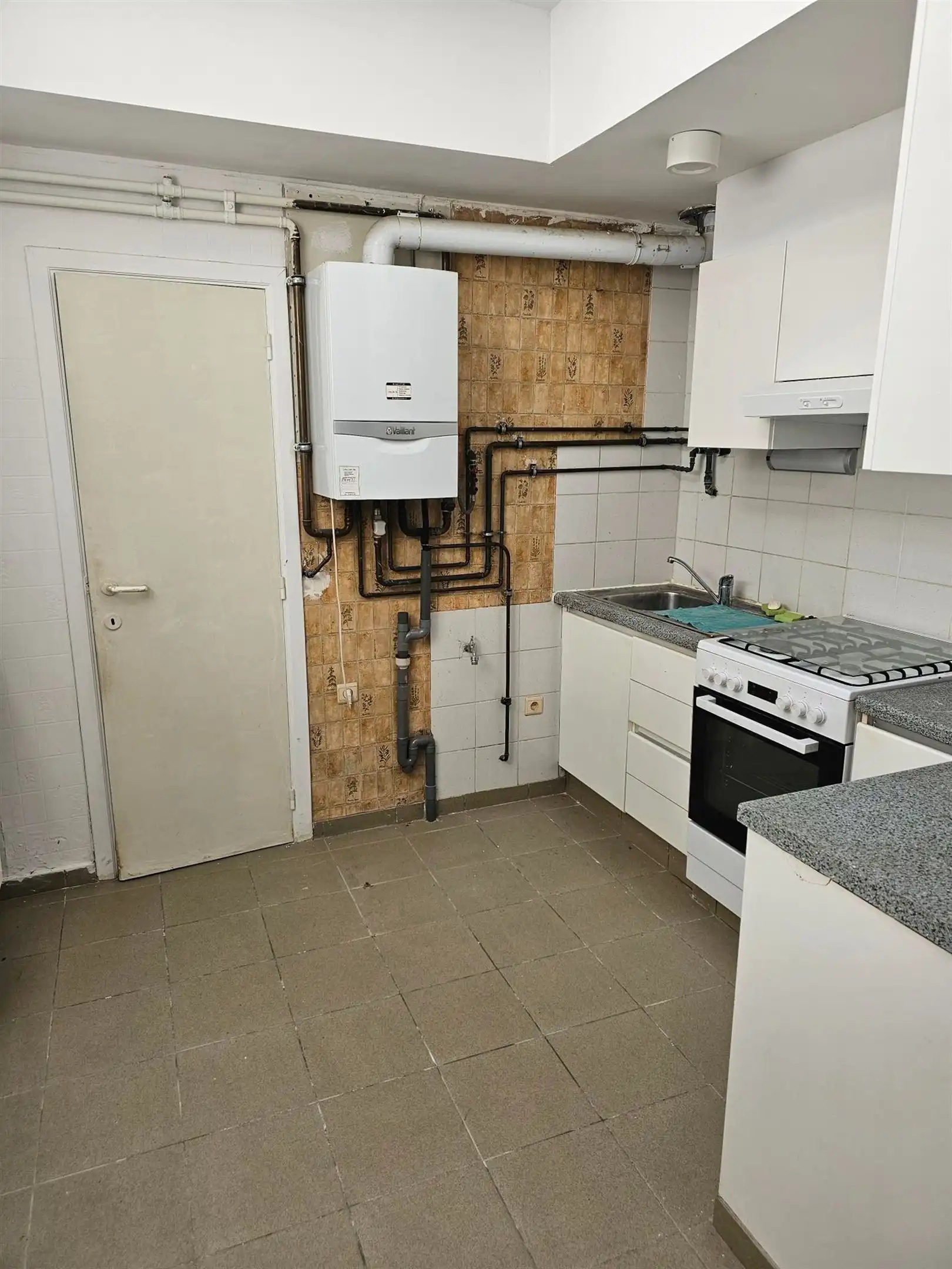 Centraal gelegen, op te frissen rijwoning met 4 slaapkamers. foto 5