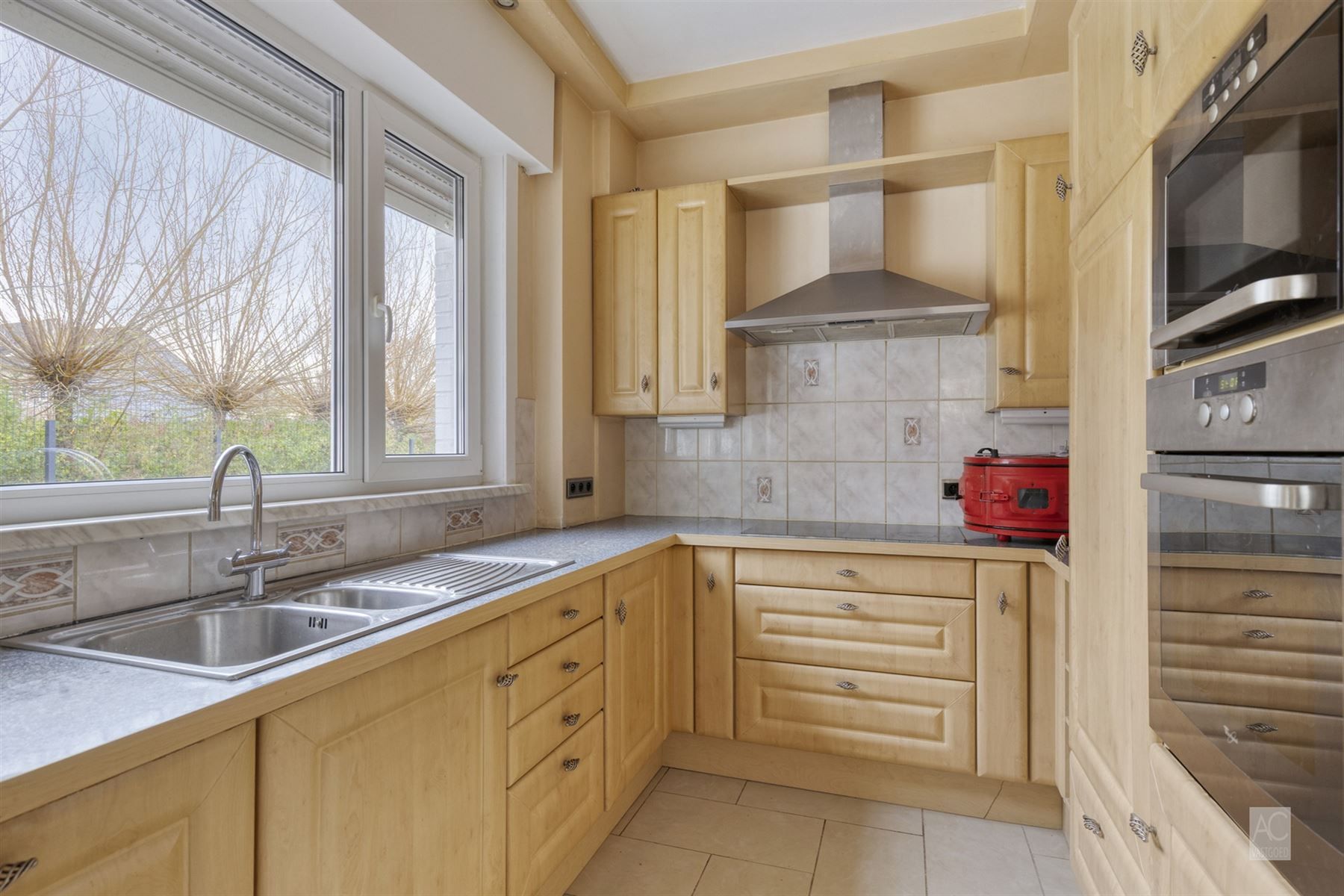 Vrijstaande woning met garage en zwembad foto 13