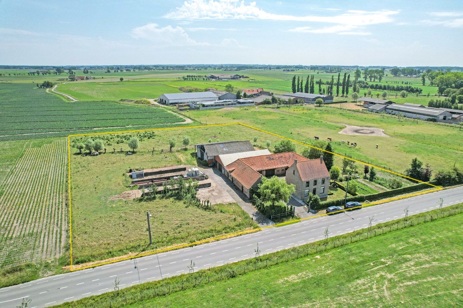Centraal gelegen hoeve op 11.012m² te Diksmuide! foto 2