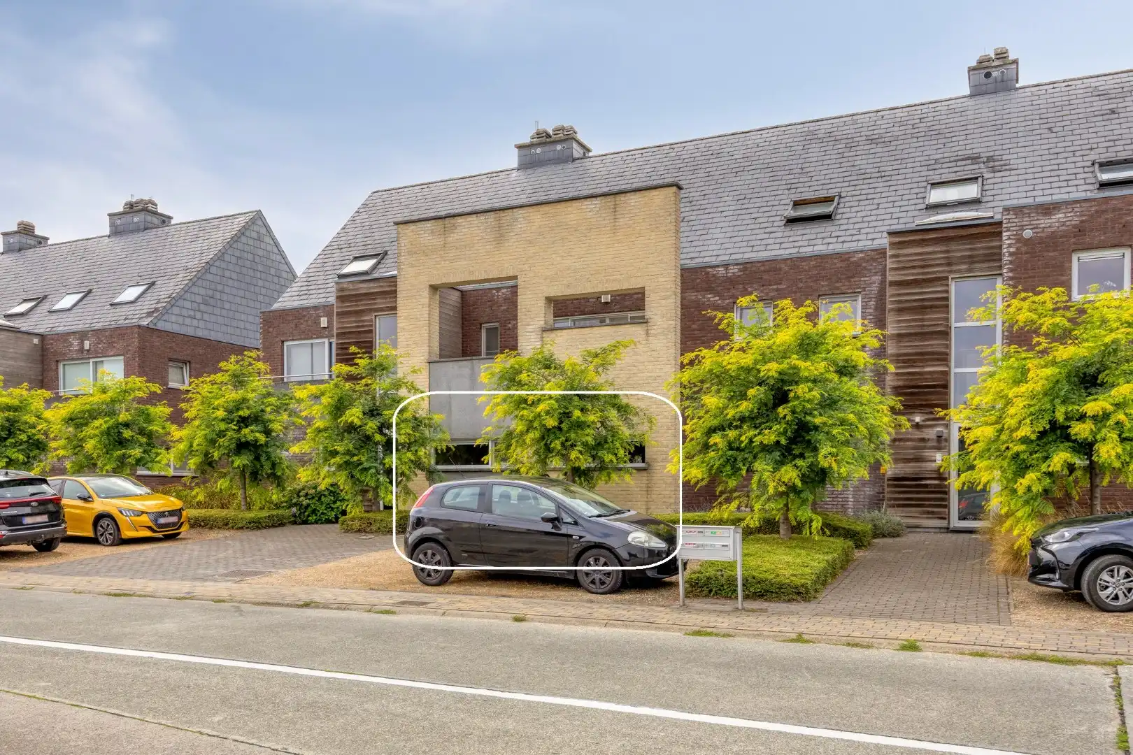Gelijkvloers appartement met 2 slpk, 2 parkings en 2 kelderbergingen. foto 2