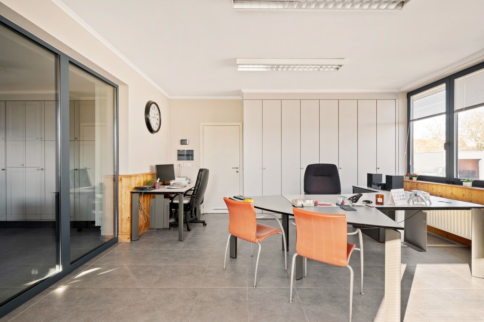 Unieke eigendom met vrijstaande woning met kantoor, loods en een grote dubbele garage foto 8