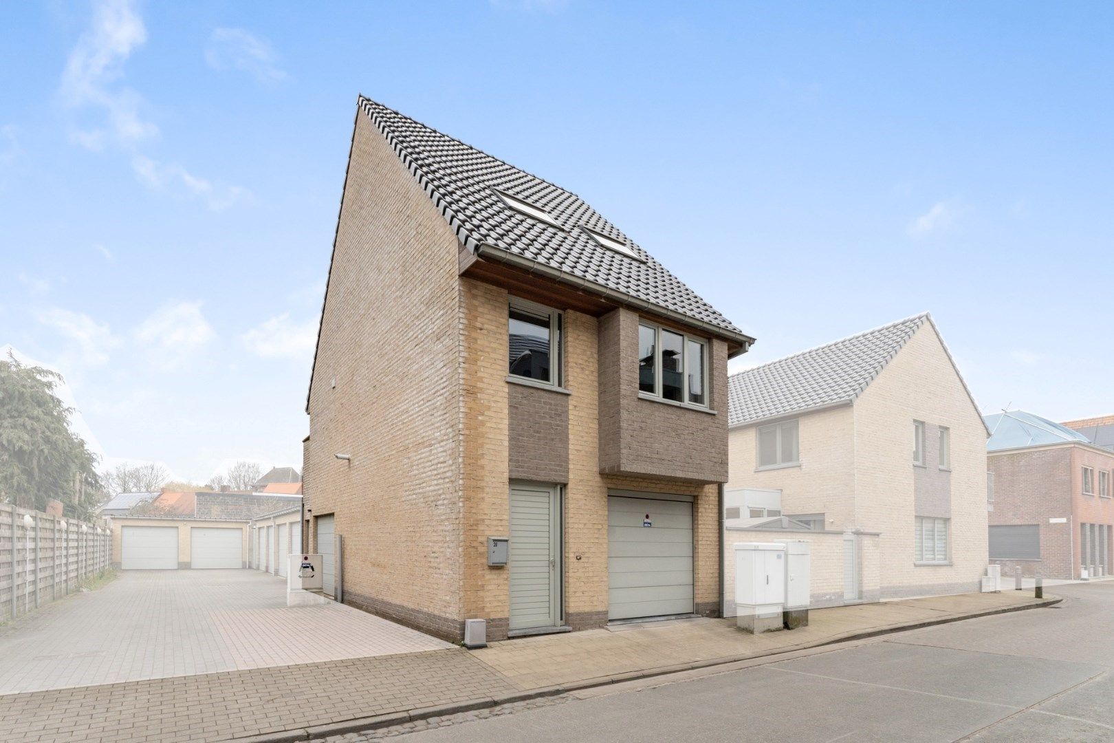 Recente bel etage woning met garage en bijkomende standplaats te Koekelare  foto 2