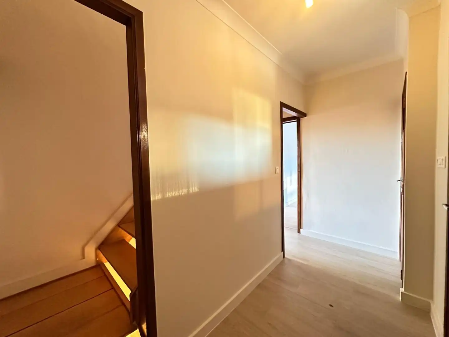 Gerenoveerd duplex appartement met 2 slaapkamers te huur in Riemst  foto 2