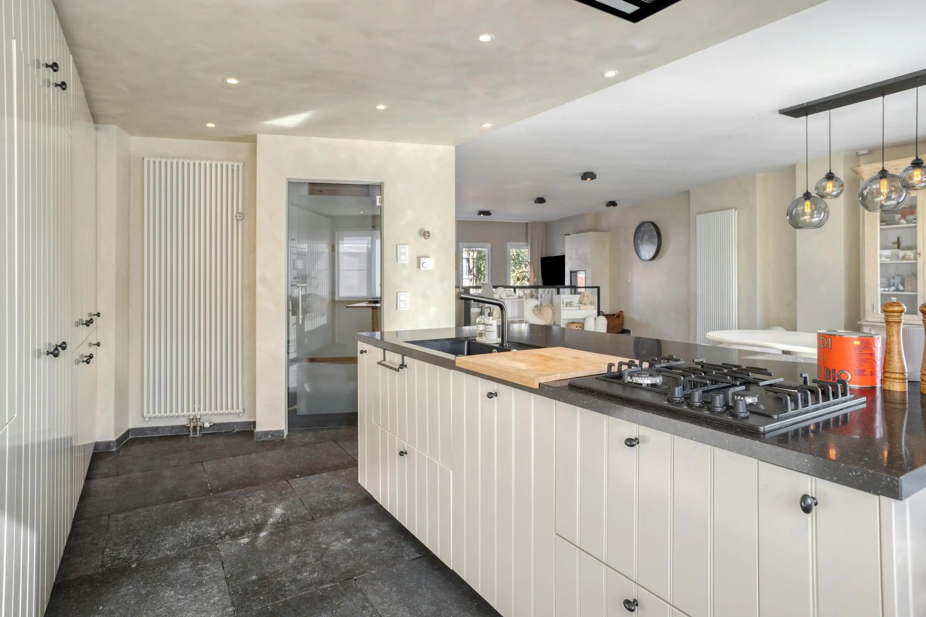Ruime mooie woning met mogelijkheid tot handel (kapsalon) foto 5