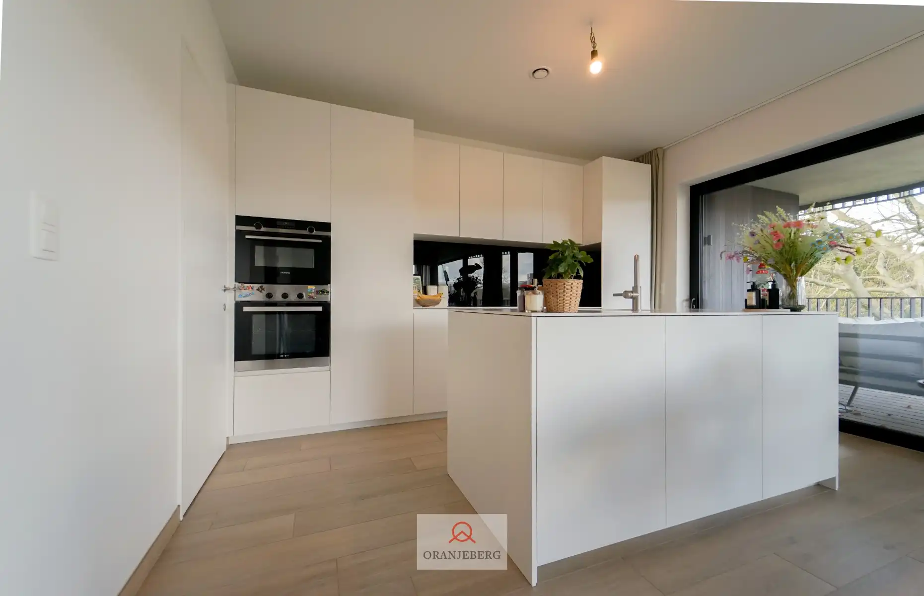 Modern appartement met staanplaats in groene parktuin foto 6