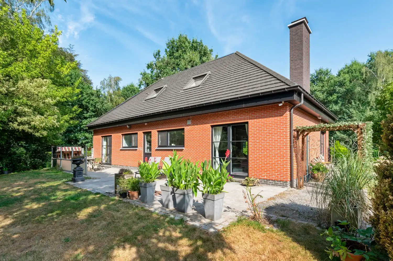 Instapklare, volledig gerenoveerde woning met 3 slaapkamers, bijgebouw en prachtige tuin foto 2