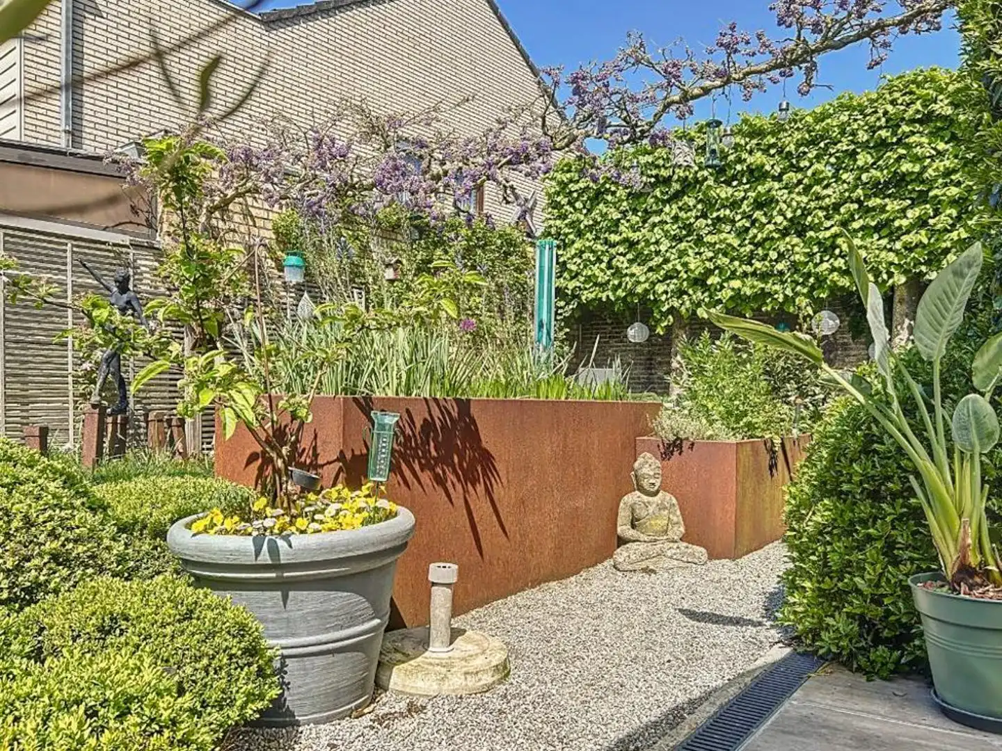  Instapklaar huis met 5 slaapkamers, dubbele praktijkruimte, ruime parking op zichtlocatie foto 25