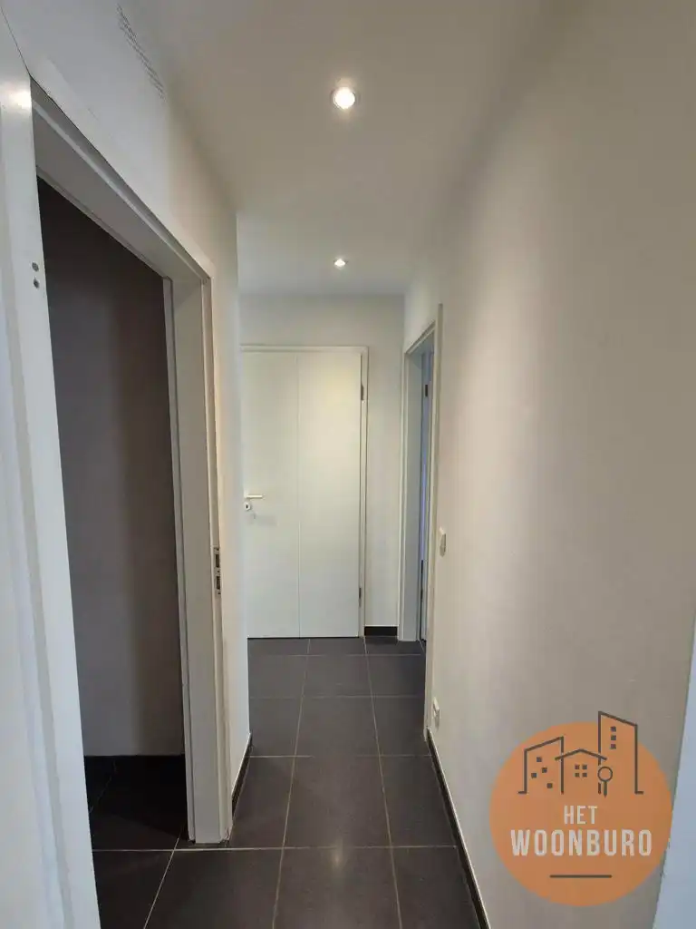 Ruim appartement met kelder en 2 autostaanplaatsen foto 4