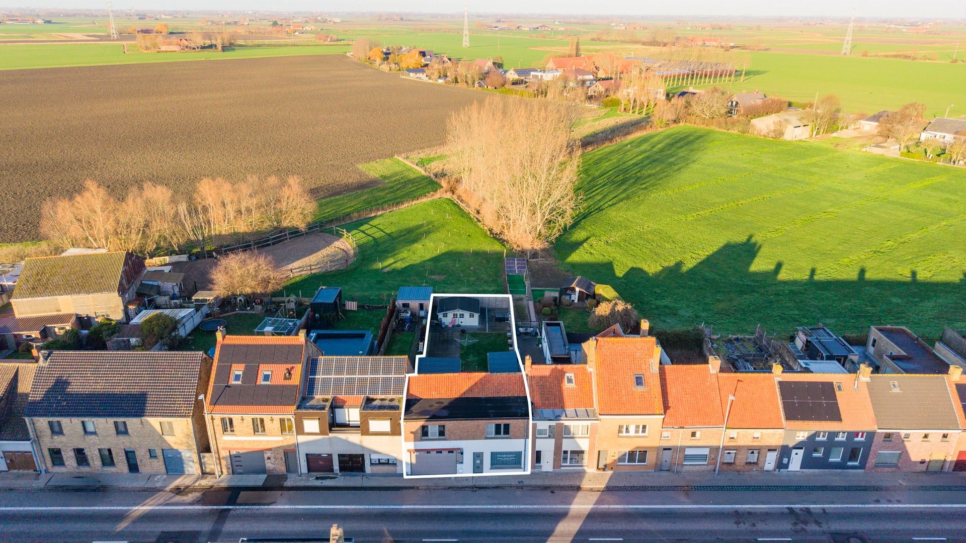 Ruime gezinswoning met garage en tuin in het rustige Pervijze. foto {{pictureIndex}}