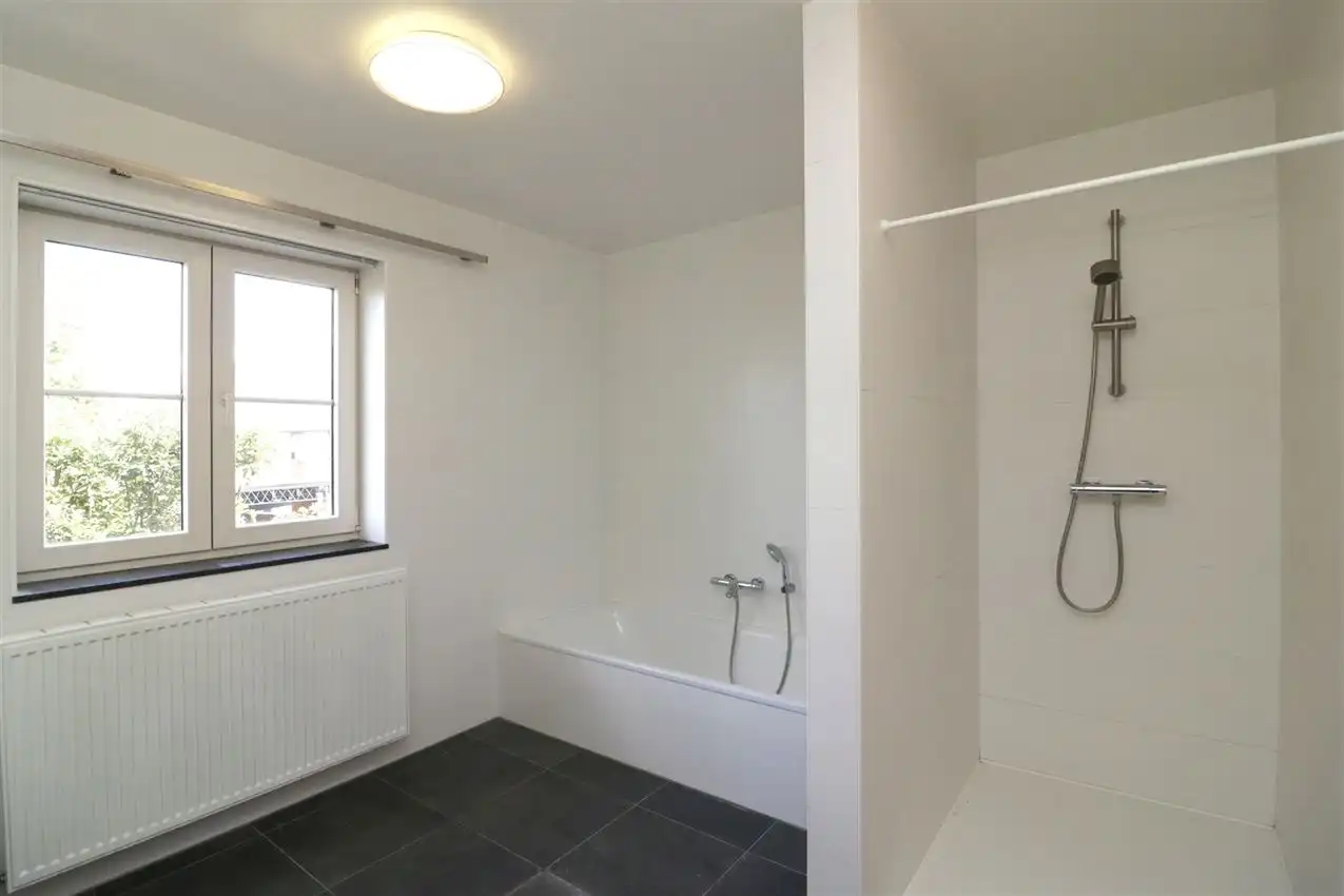 Recente woning met vier slpk, tuin, garage op rustige locatie foto 25