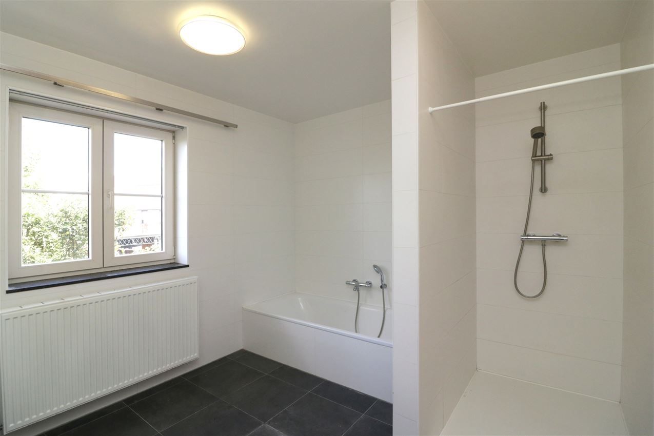 Recente woning met vier slpk, tuin, garage op rustige locatie foto 25