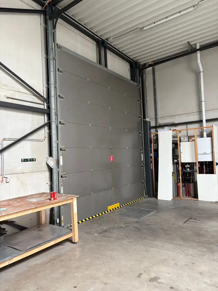 BEDRIJFSUNIT MET KANTOREN foto 2