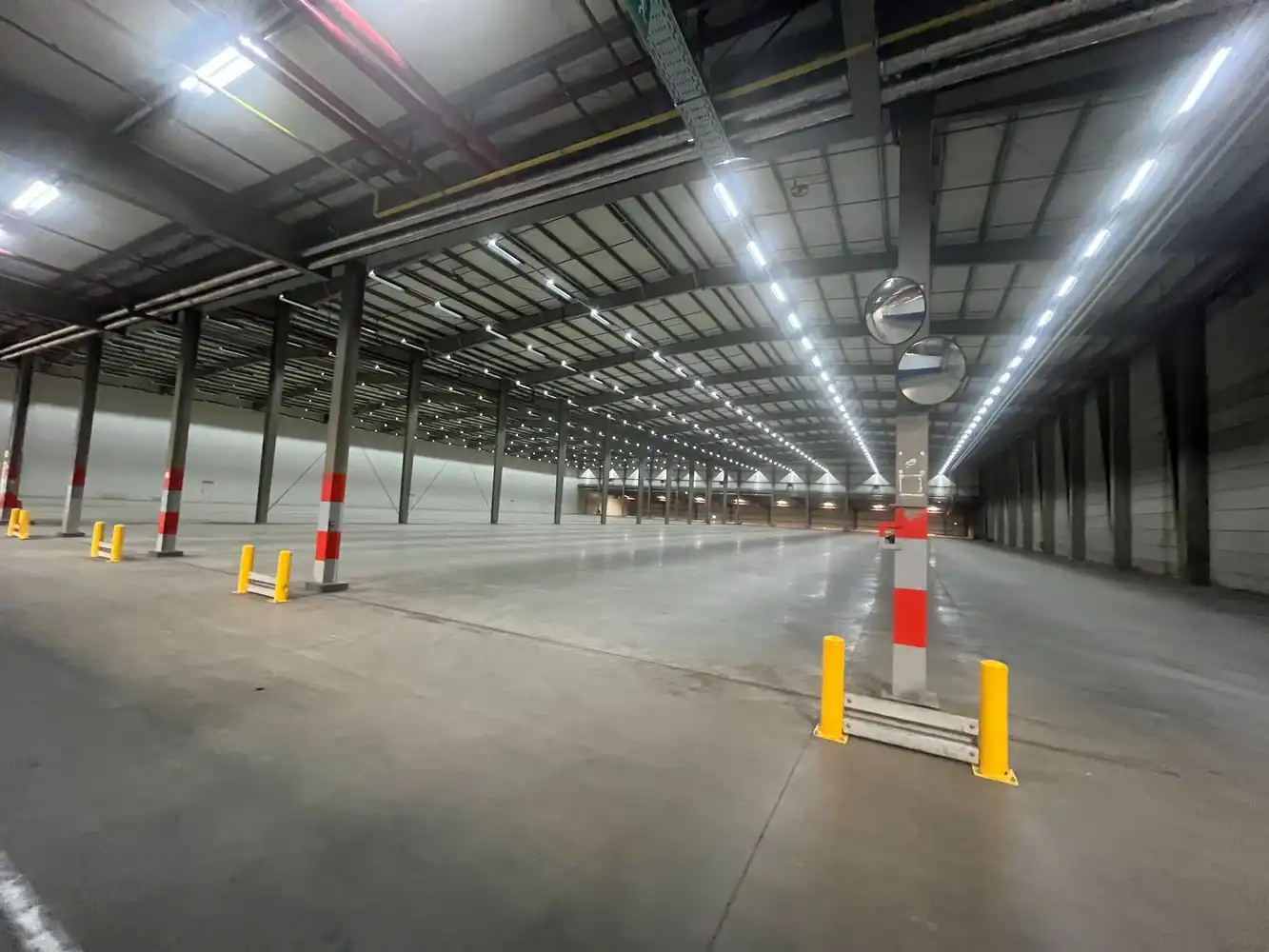 12.205m² logistiek magazijn met kantoren foto 9