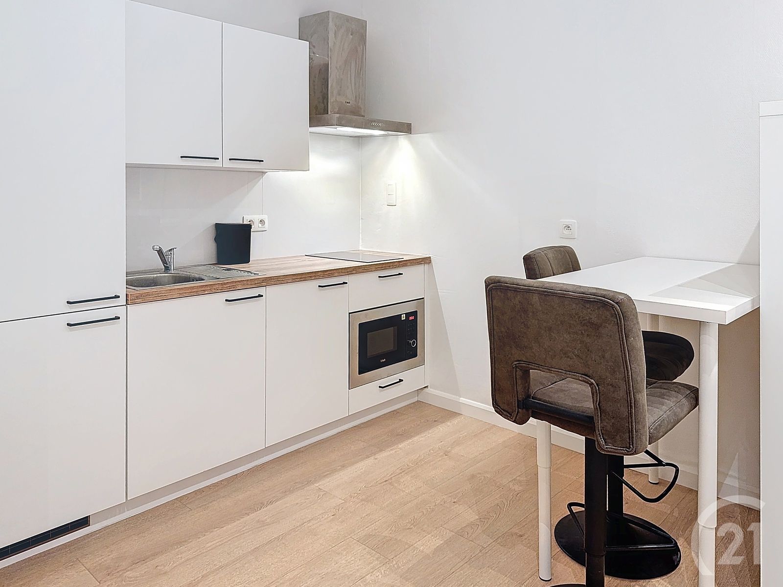 Gelijkvloerse gemeubelde studio met privé-kelder te huur! foto 3