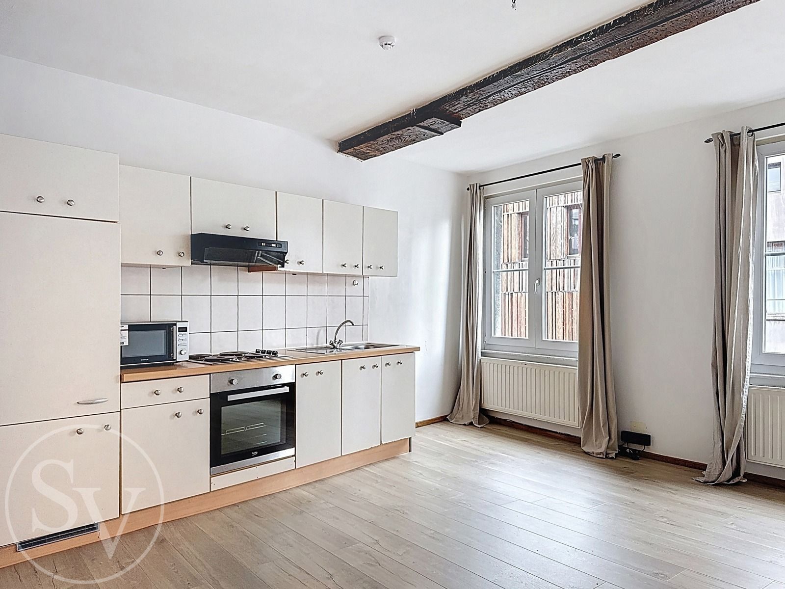 Ruime studio met afzonderlijk slaapkamer. foto {{pictureIndex}}