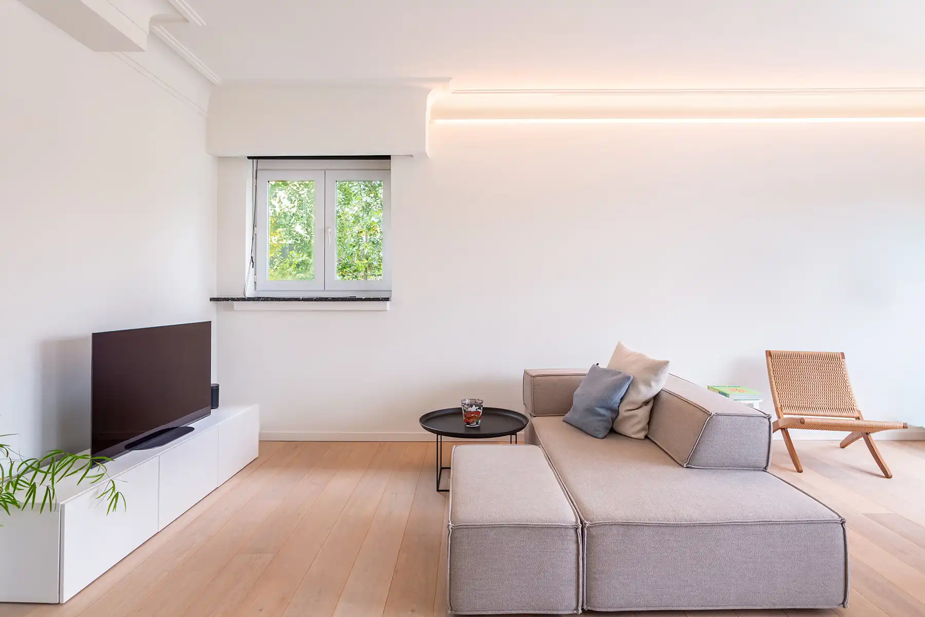 Wilrijk - Gerenoveerd en lichtrijk hoekapp.+ terras. foto 4