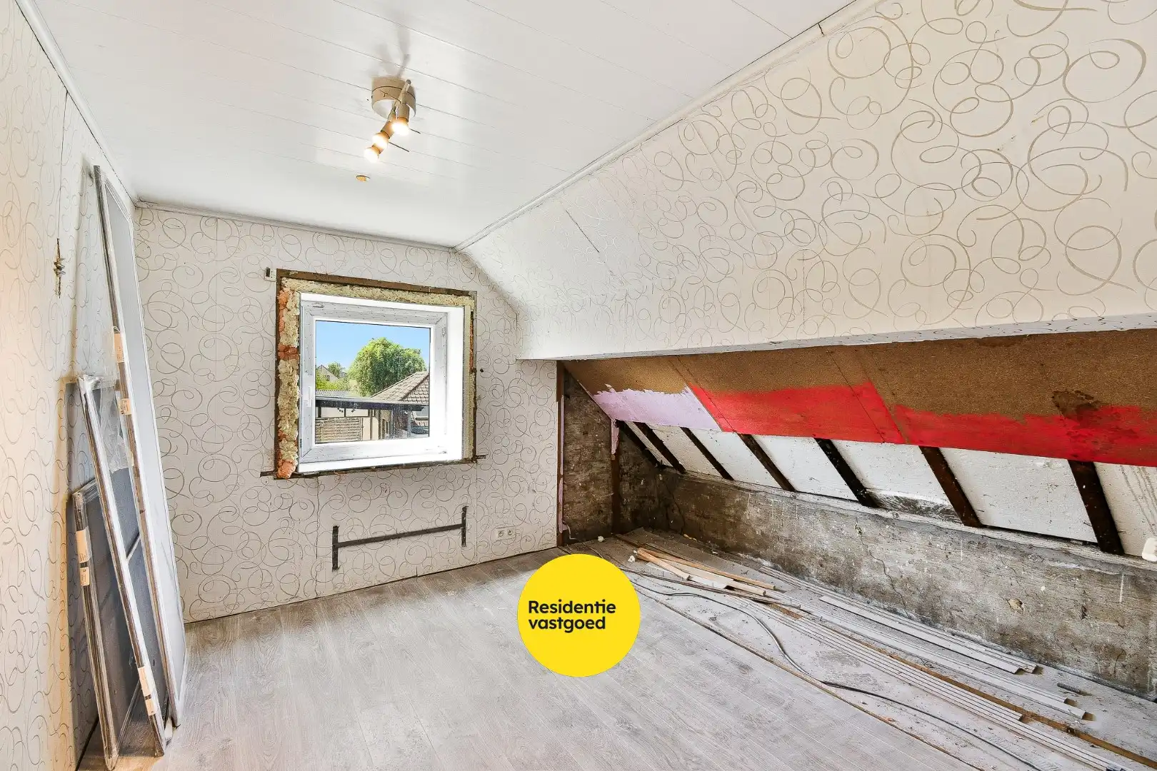 Woning met reeds aangevatte renovatie en veel potentieel foto 16