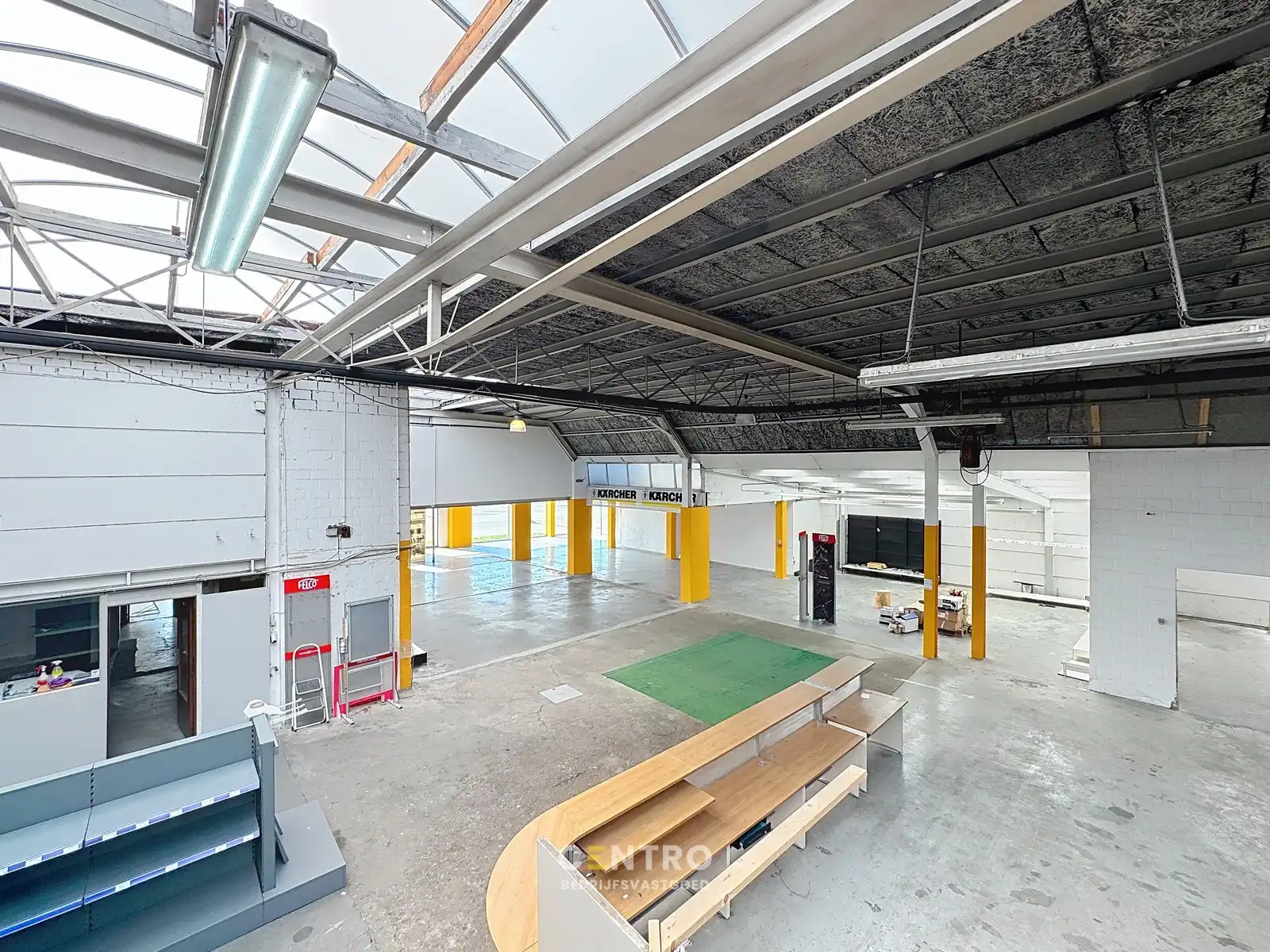 Opslagruimte met showroom en 3 verhuurde appartementen op 3.682m2! foto 21