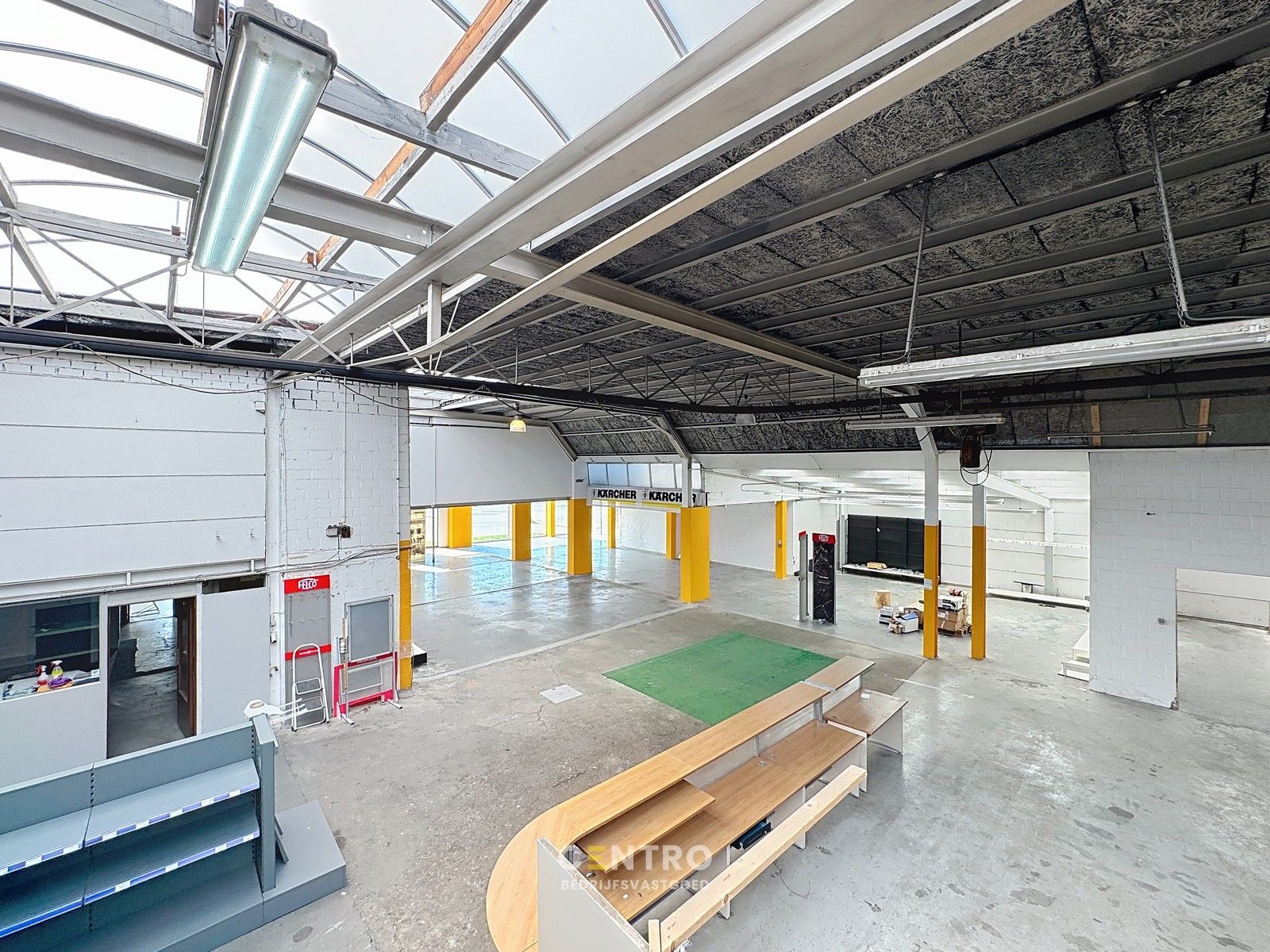 Opslagruimte met showroom en 3 verhuurde appartementen op 3.682m2! foto 19