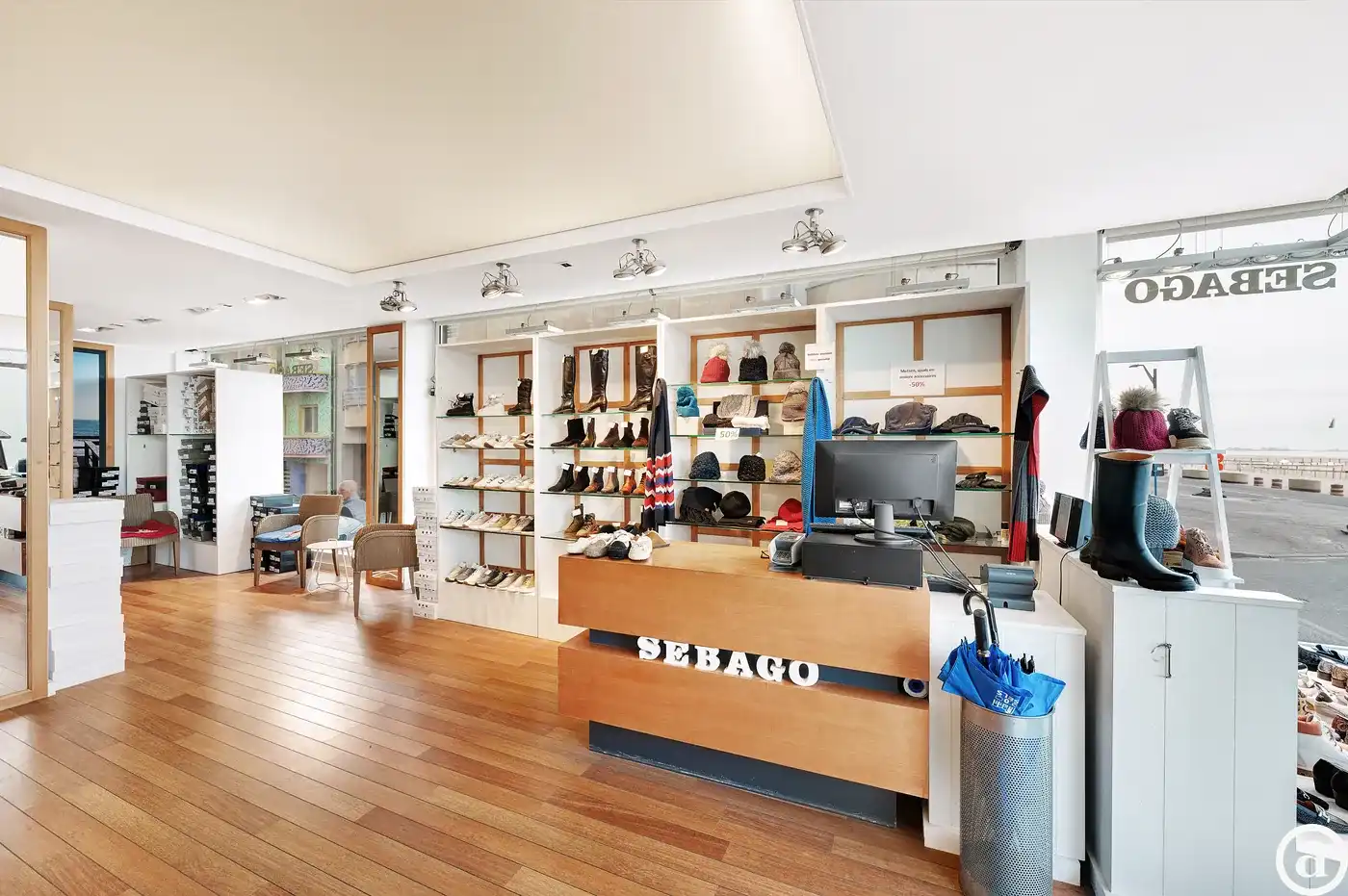 Winkel in het Zoute op de hoek van de Zeedijk met de Strandstraat [Knokke - Zoute]. foto 2