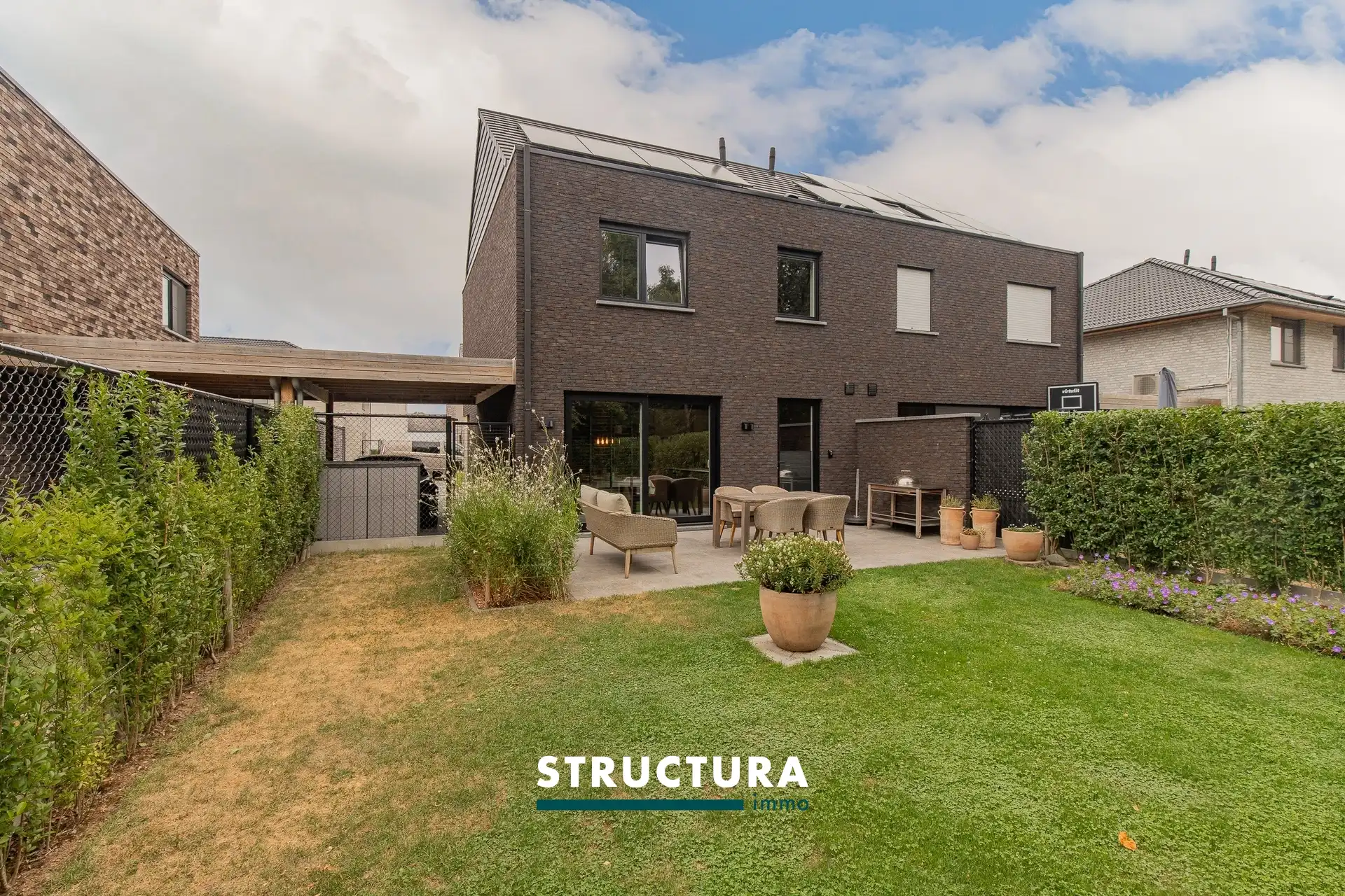 Volledig instapklare woning met 3slpk's, tuin en carport foto 2