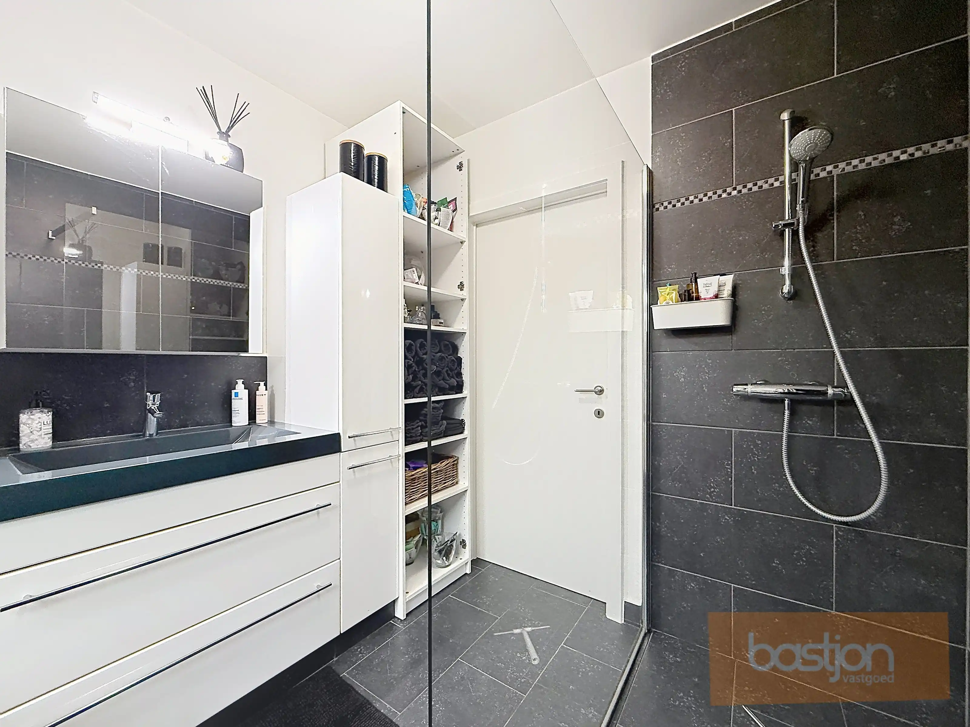 Ruime villa met 2 slaapkamers en tuin foto 14