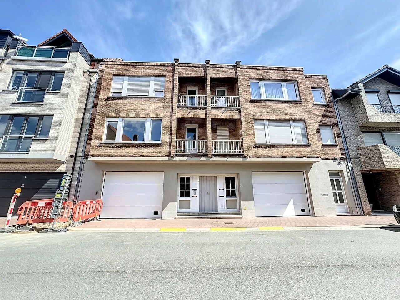 Loods van 156 m² met atelier/opslagmogelijkheden gelegen in het centrum van Heist. foto {{pictureIndex}}