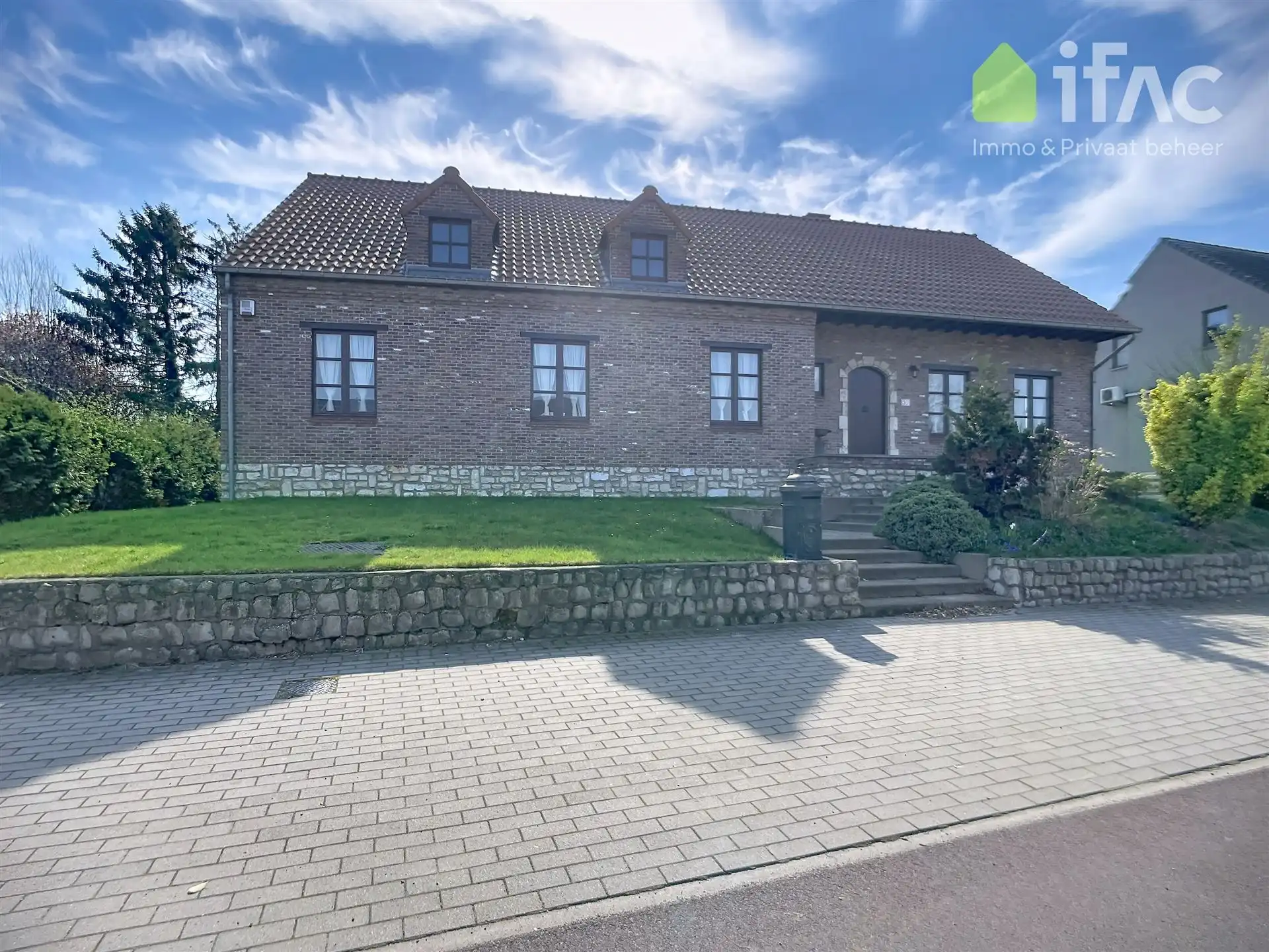 Heel ruime woning met 4 slpks, leefveranda, 54 zonnepanelen foto 2