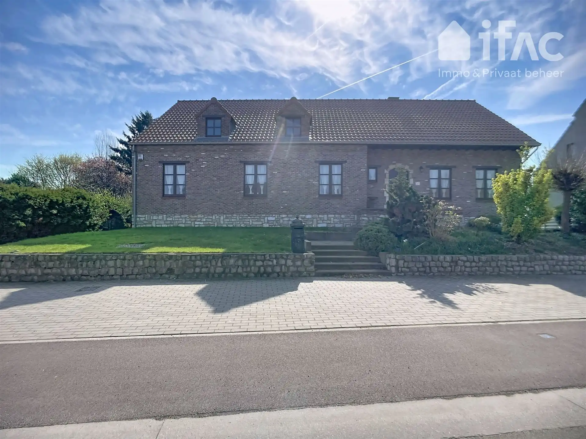 Heel ruime woning met 4 slpks, leefveranda, 54 zonnepanelen foto 2