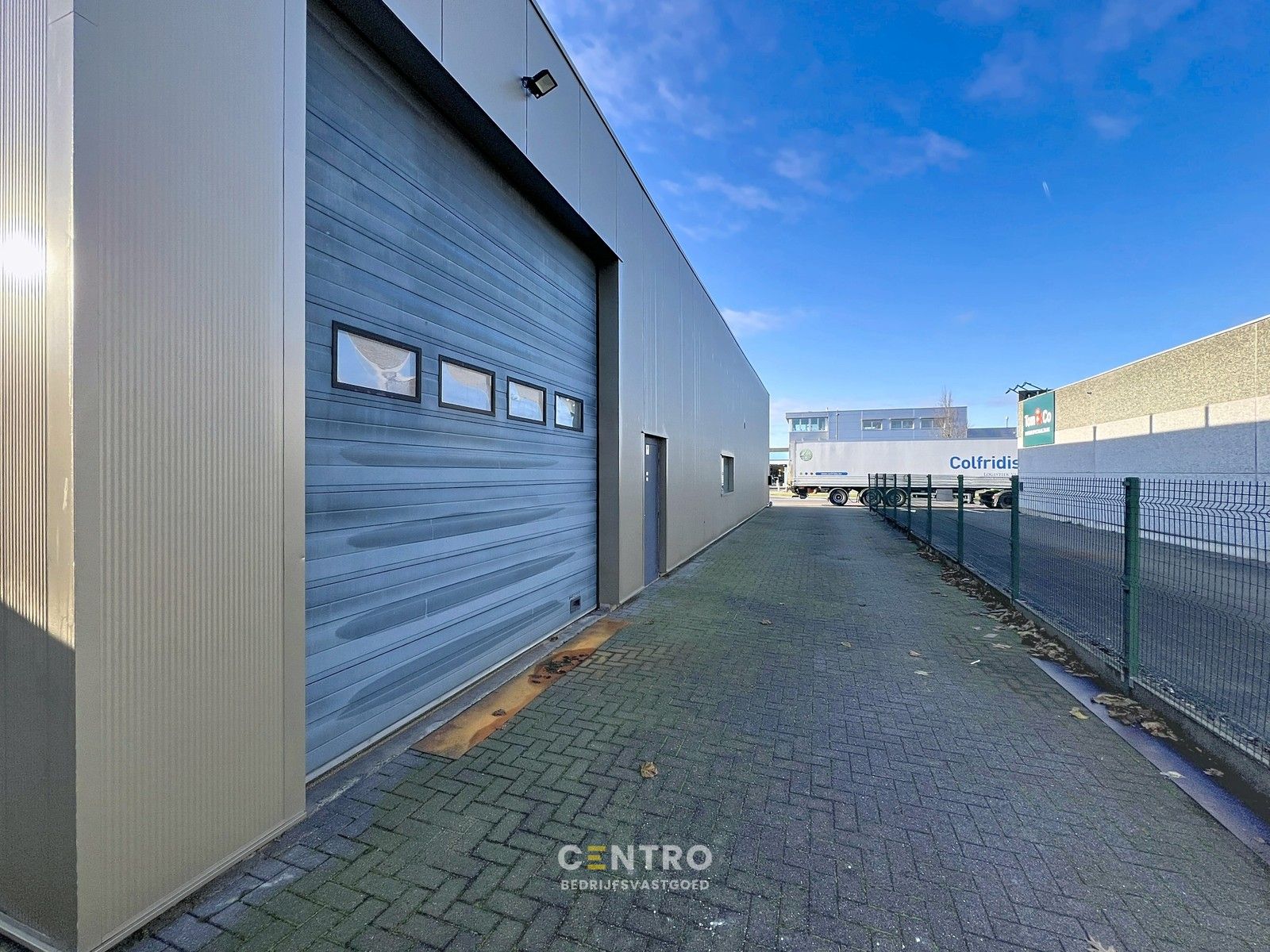 Topligging naast Tom&Co en Kwarto! Handelspand + magazijn met parkeergelegenheid langs de Westlaan in Roeselare. foto 4