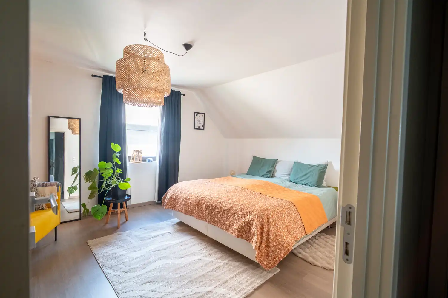 Een zonovergoten woning met aangelegde tuin en vijver, met instelprijs. foto 18