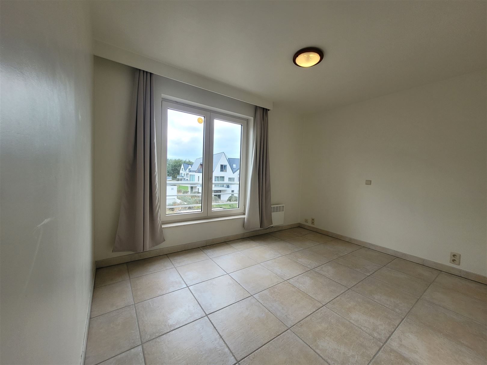 Ongemeubeld 2-slaapkamerappartement met garage foto 11