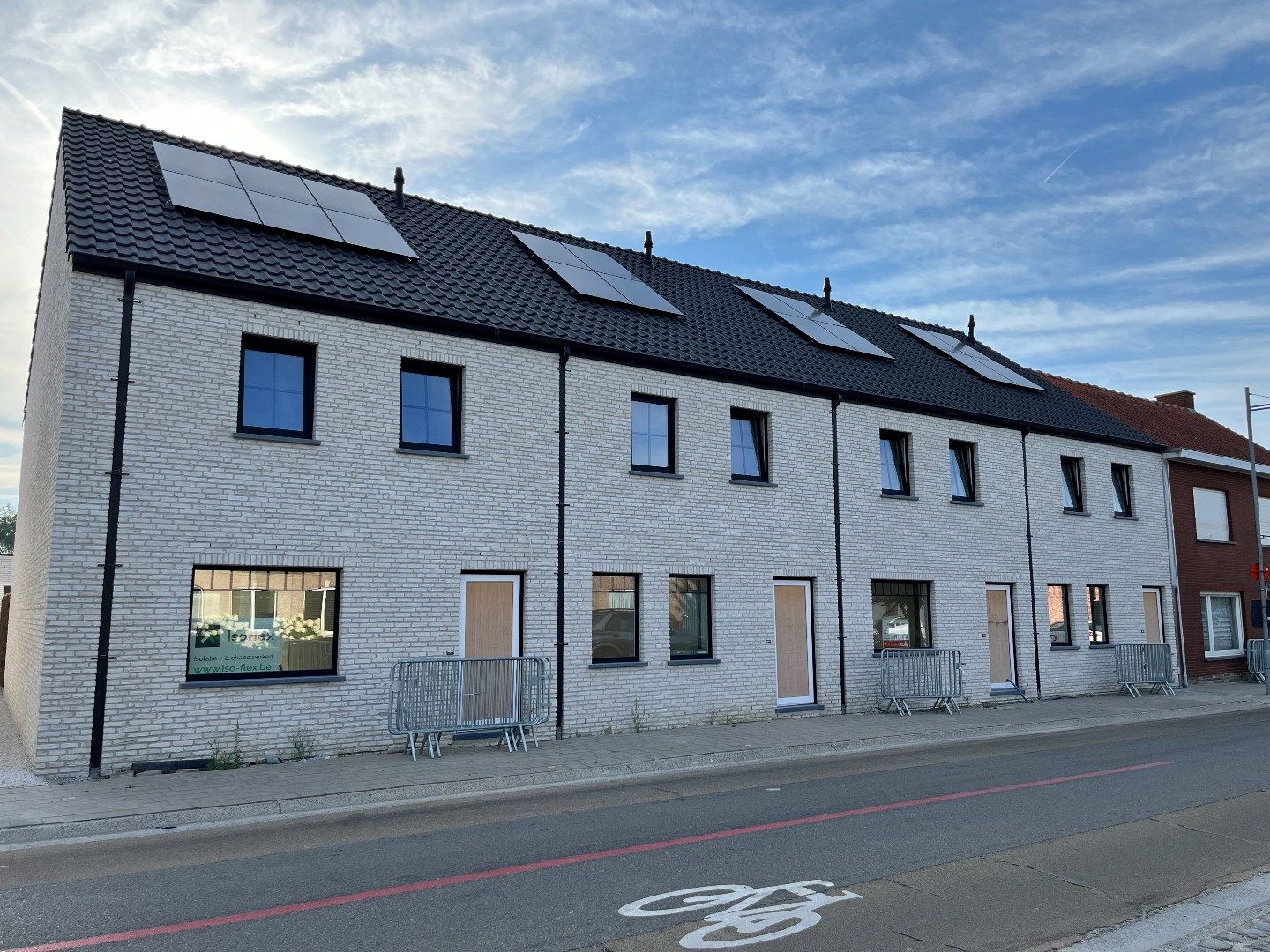 Instapklare nieuwbouwwoningen met garage en autostaanplaats te Langemark foto {{pictureIndex}}