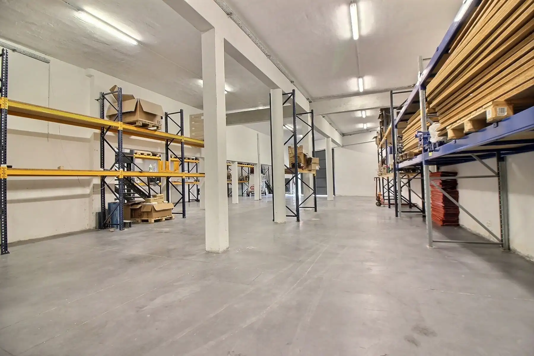 Opslagruimte met kantoor foto 5