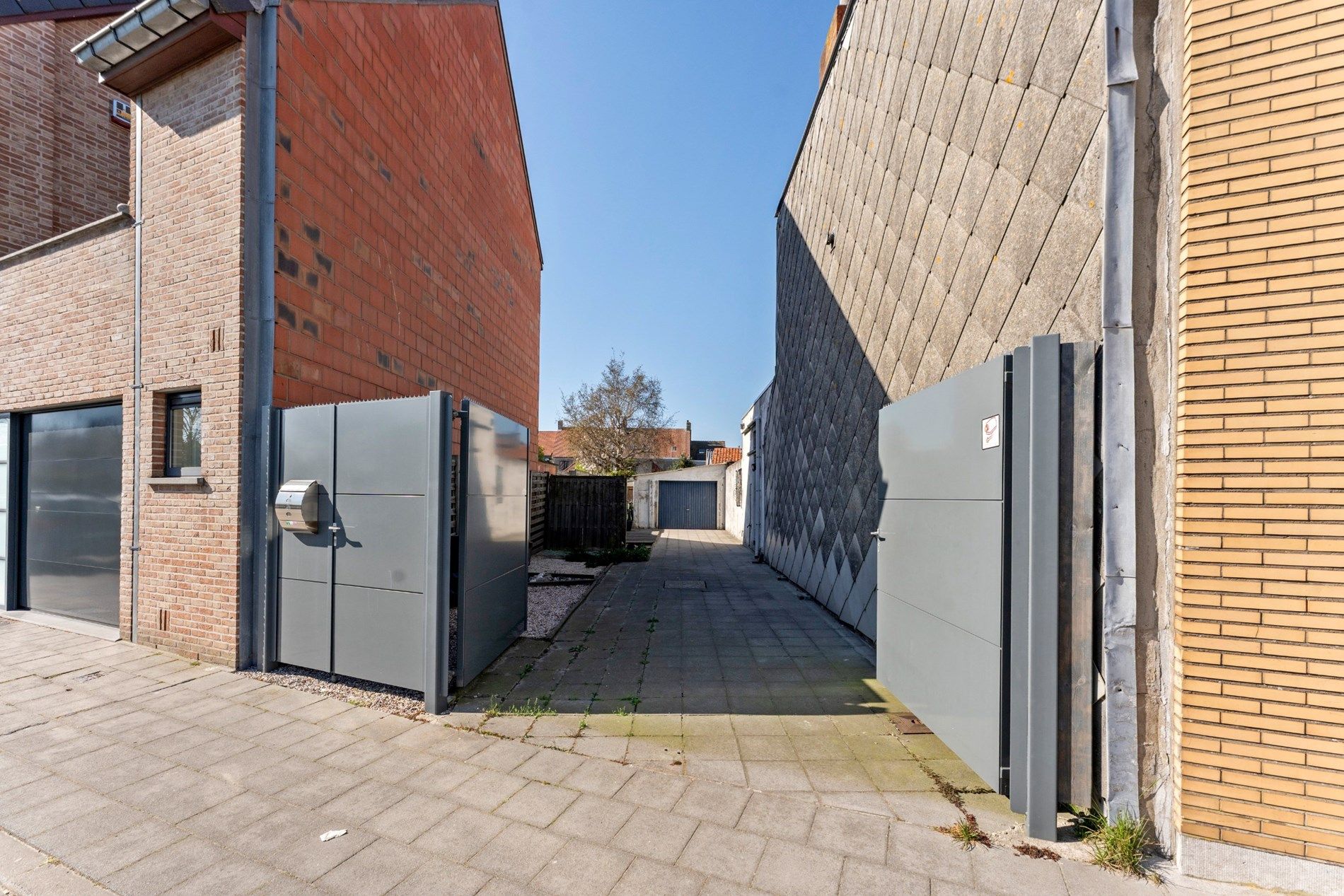 Af te werken woning met grote oprit te Zeebrugge foto 2
