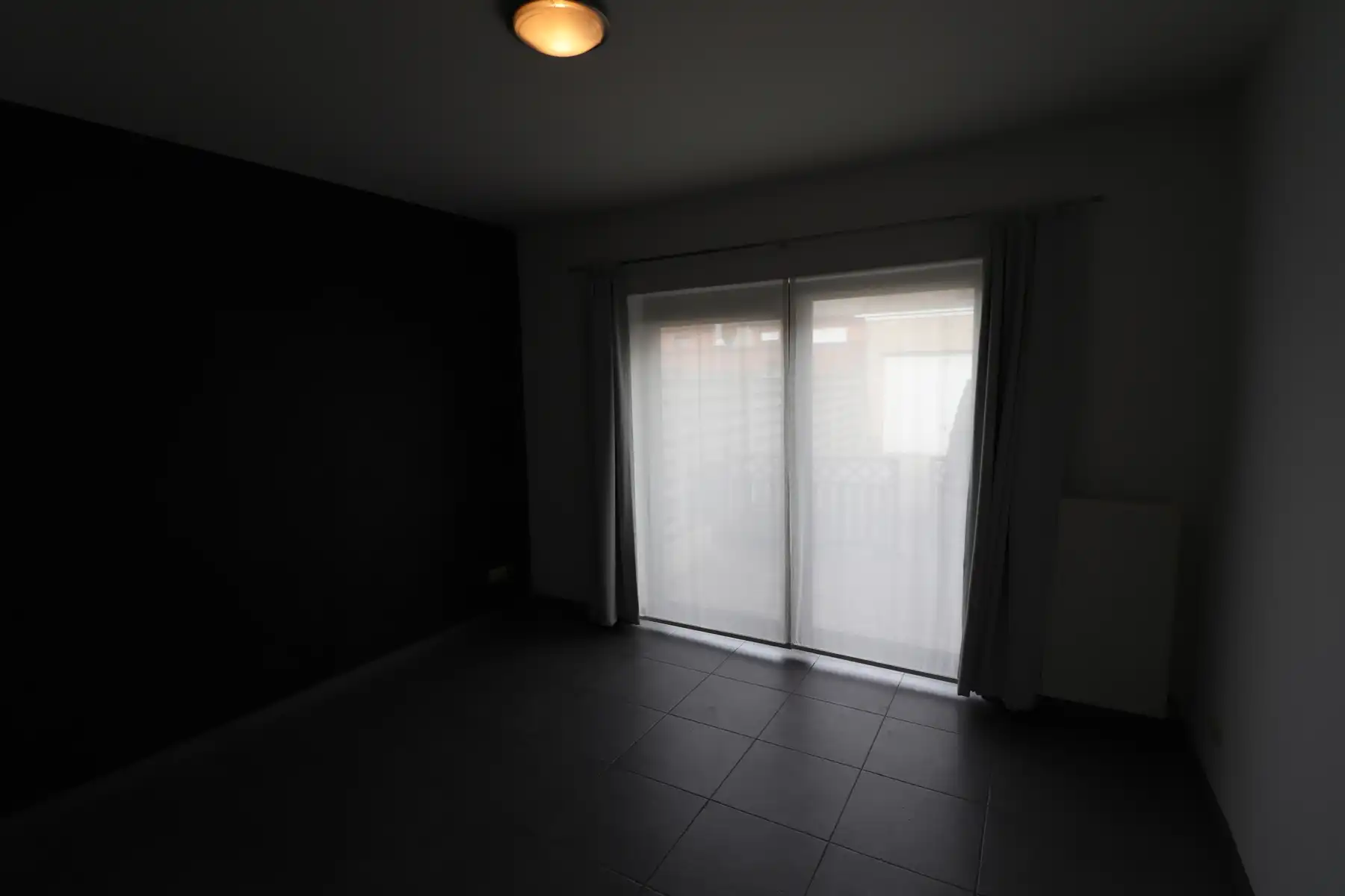 Gelijkvloers 2-slaapkamerappartement met terras en garage. foto 12