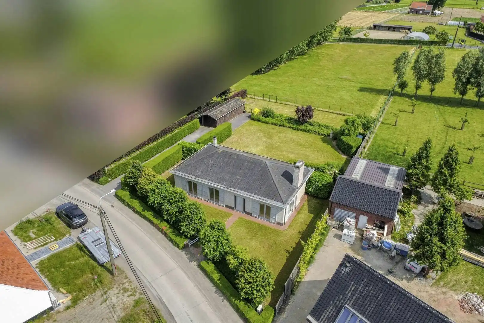 Idyllisch gelegen landelijke woning op perceel van 3.828 m² foto 2