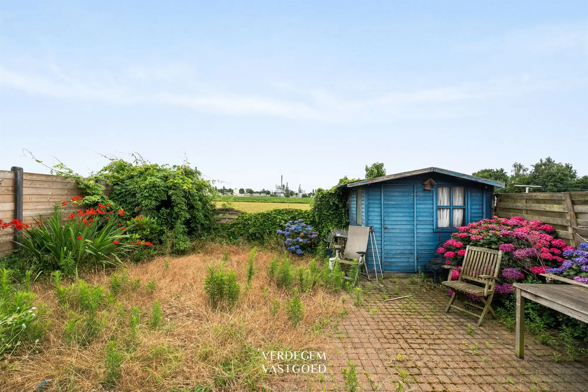 Te renoveren gezinswoning met garage, tuin en open zichten foto 12