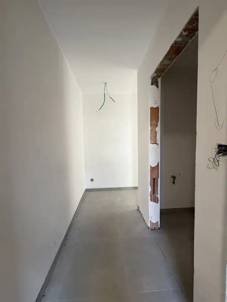 Zeer ruim 1 (+1)-slaapkamerappartement (BEN) op de eerste verdieping met uitzonderlijk zuidgericht terras van ca. 43 m² en ondergrondse parkeerplaats, in hartje Maaseik. foto 13