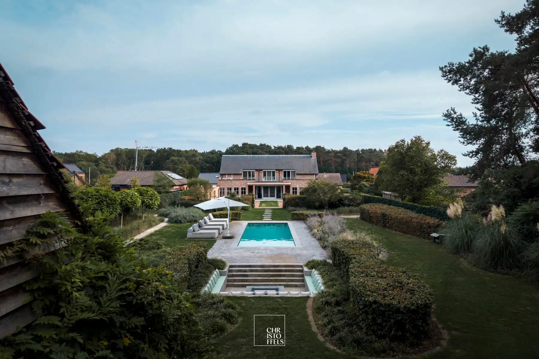 Exclusief landhuis met buitenzwembad op perceel van 2.787m² aan de bosrand. foto 13