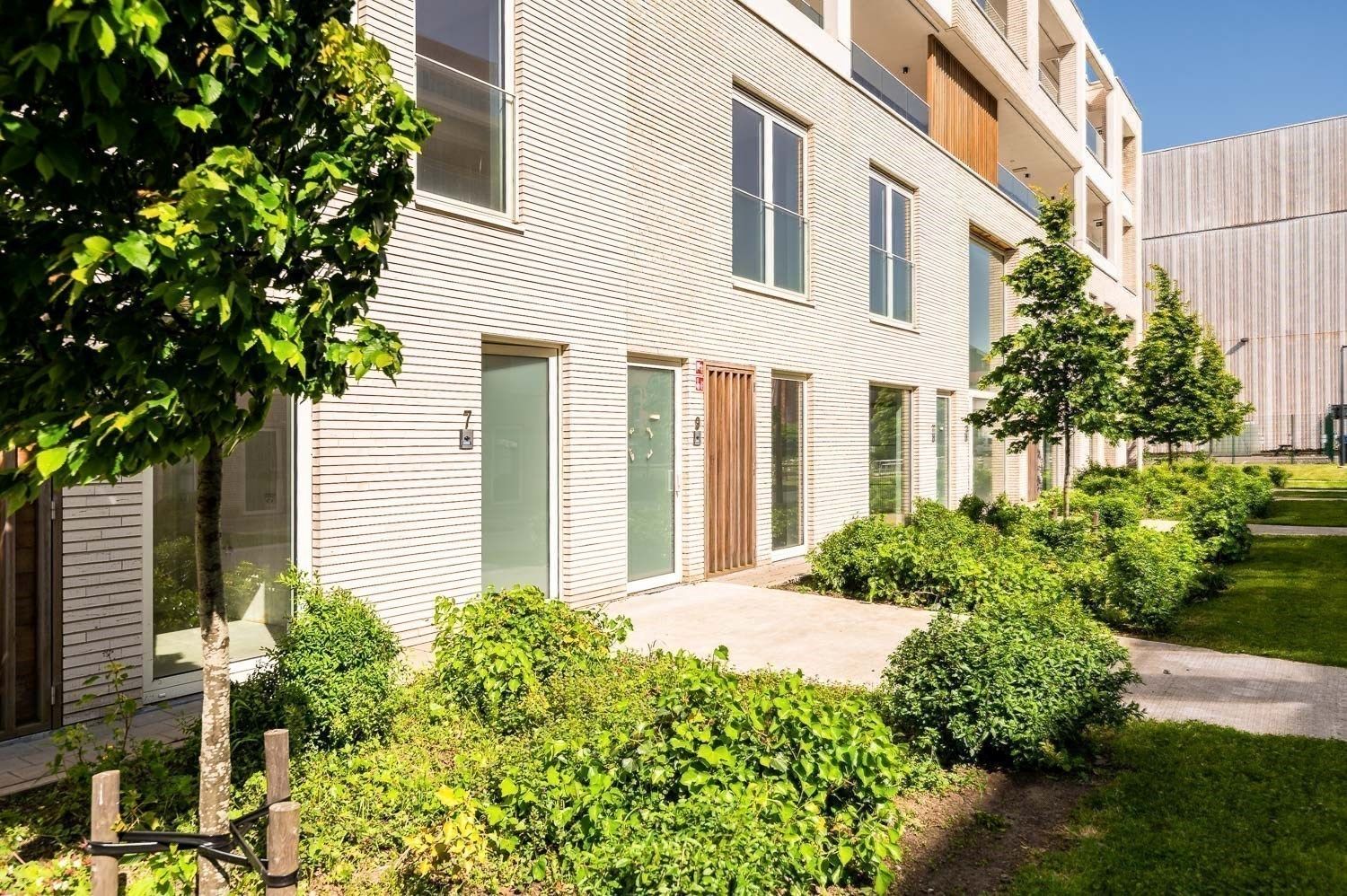 Exclusieve nieuwbouwwoning met drie slaapkamers op toplocatie foto {{pictureIndex}}