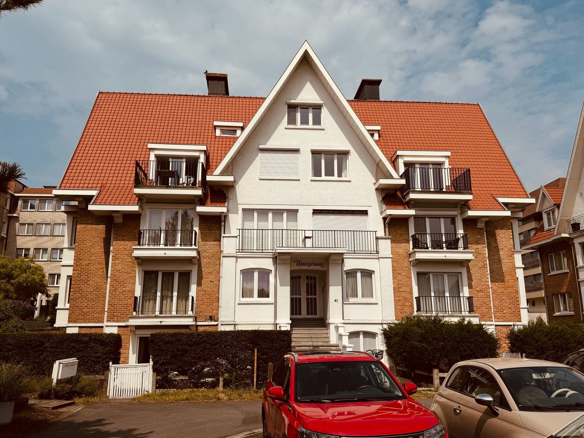 Leuk gerenoveerd appartement met twee slaapkamers aan de achterzijde van de zeedijk in de concessie van De Haan. foto 1