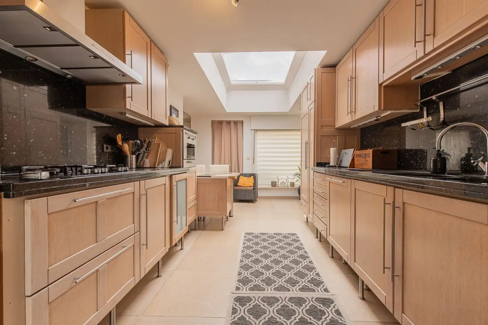 Volledig gerenoveerde woning met zwemvijver en ruime garage foto 8
