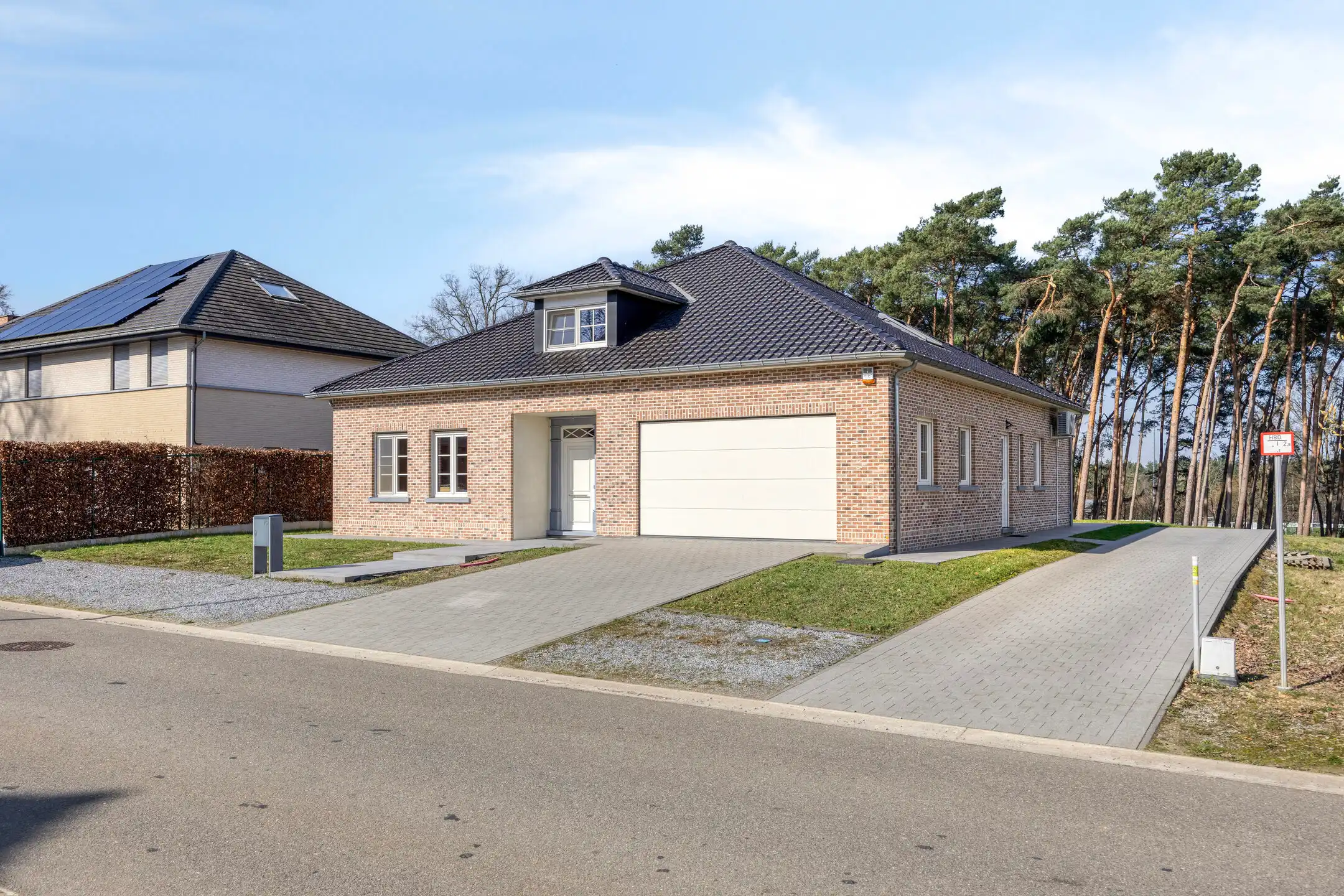 Vrijstaande, ruime villa (314m2) op een perceel van 30 are foto {{pictureIndex}}