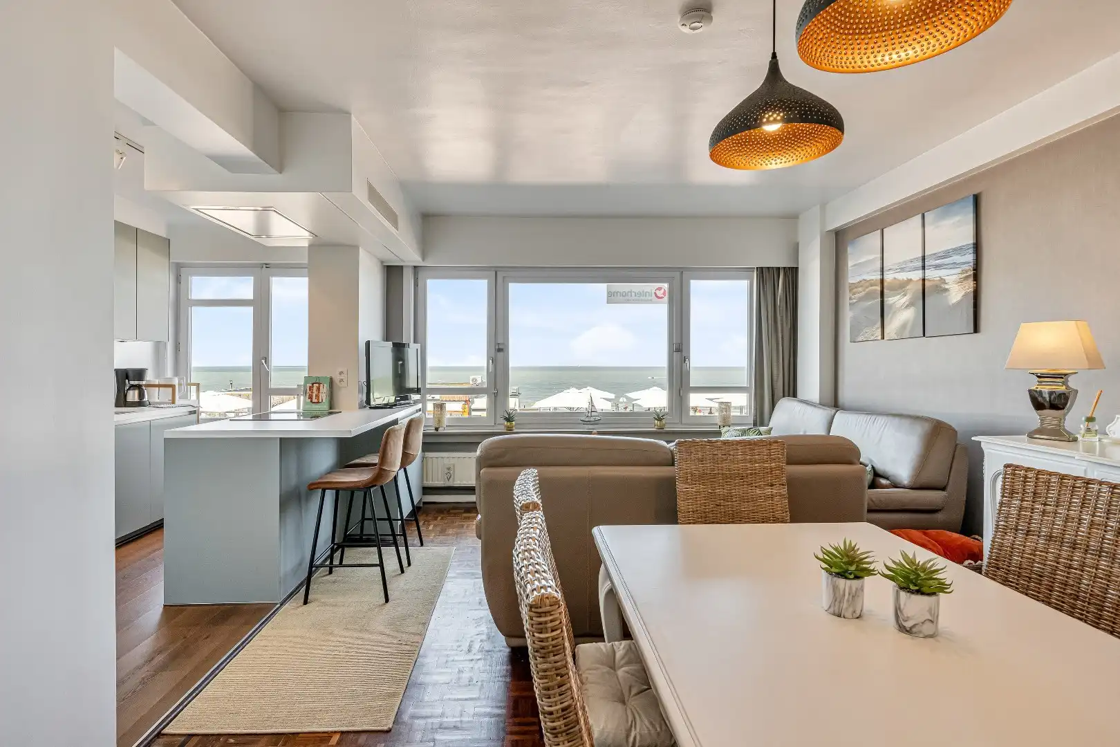 Ruim gerenoveerd 3 slaapkamer appartement met frontaal zeezicht op absolute toplocatie aan de Zeedijk in Blankenberge foto 4